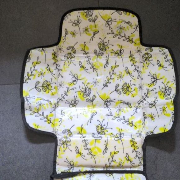 Munchkin Portable Diaper Travel Changing Pad Wipes - Picture 2 of 5